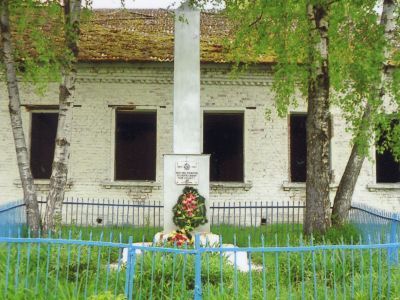 Братская могила 12 советских воинов, погибших в 1943 г. в боях с немецко-фашистскими захватчиками