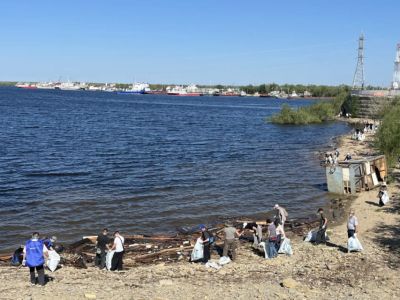 Два кубометра мусора собрали на берегу реки Лены в Якутске