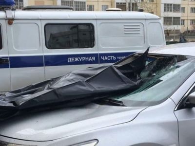 В 202 микрорайоне Якутска человек разбился насмерть, упав на припаркованный автомобиль
