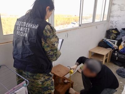 Следователь СК России работает на месте падения четырехлетнего ребенка с балкона 9 этажа жилого дома, расположенного в мкр «Борисовка-1» города Якутска