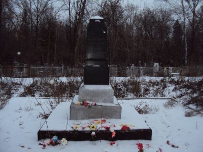 Братская могила воинов Советской Армии, погибших в период Отечественной войны 1941-45 г.г. (20 могил)