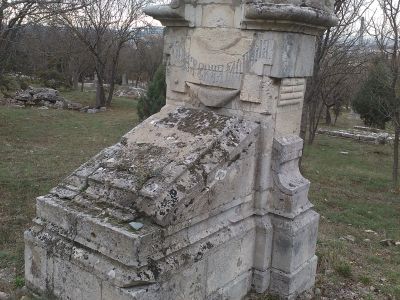 Братские могилы  с надгробиями  типа XIII