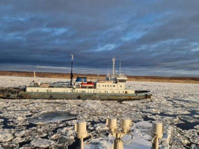 Первые паромные перевозки под сопровождением ледокола начались на реке Лене Якутии