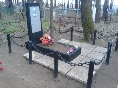 Могила Гаруськина Ивана Игнатьевича (1921-1942), комсомольца-партизана, замученного немецко-фашистскими захватчиками