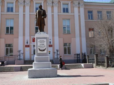 Памятник Доржи Банзарову (1822-1855) - первому бурятскому ученому, известному востоковеду