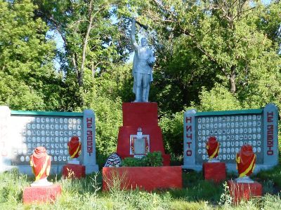 Братская могила советских воинов, погибших в боях с фашистскими захватчиками в 1943 году. Захоронено 12 человек, установлены имена  5 человек. Скульптура советского воина с поднятым автоматом