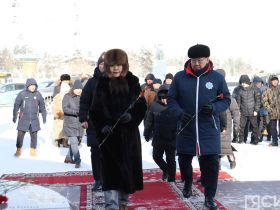 В Якутске общественность возложила цветы к памятнику Роману Дмитриеву