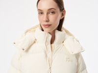 Женская короткая куртка Lacoste с капюшоном