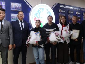 В Якутске поздравили победительниц первенства России по женской борьбе