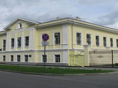 Двухэтажный каменный жилой дом