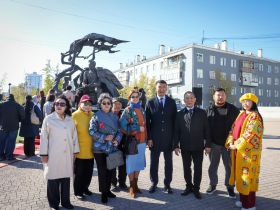 В Якутске возложили цветы к памятнику Алексею Кулаковскому в День языков народов России