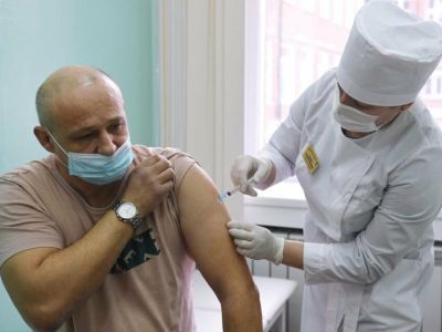 Врач Сухова посоветовала вакцинироваться от COVID-19 в утренние часы