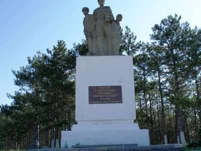 Памятный знак в честь советских воинов и партизан, погибших в годы Великой Отечественной войны и братская могила советских воинов