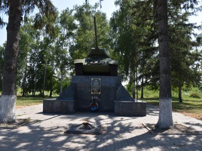 Братская могила советских воинов, где похоронен Герой Советского Союза старший лейтенант Конарев Иван Алексеевич