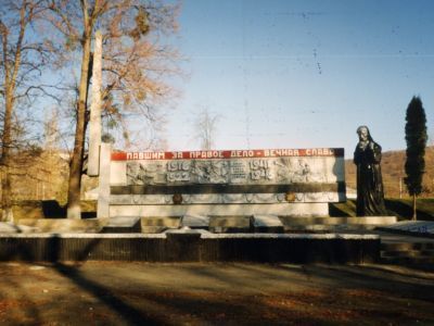 Братская могила 2 советских воинов, расстрелянных фашистскими захватчиками