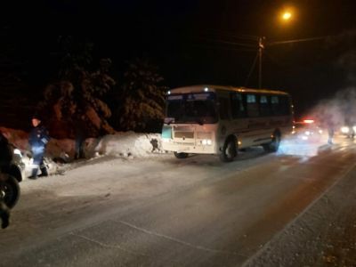 В якутском городе Алдане маршрутный автобус наехал на лежащего пешехода