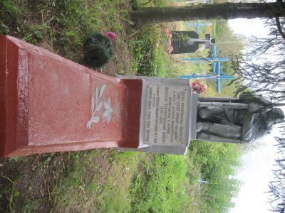 Братская могила советских воинов, погибших в боях с немецко-фашистскими захватчиками