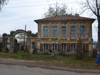 Дом Сажиных с кирпичными воротами