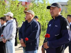 В Якутске возложили цветы к памятнику Илье Винокурову в рамках Спартакиады трудовых коллективов
