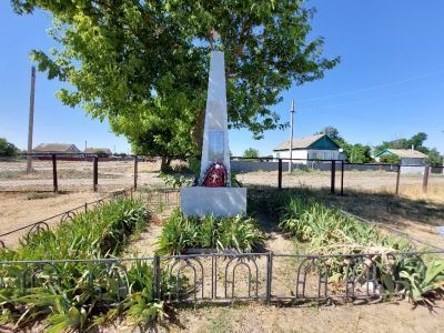 Братская могила советских воинов, погибших в период Сталинградской битвы