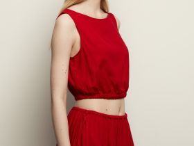 Укороченный топ без рукавов с резинкой по низу