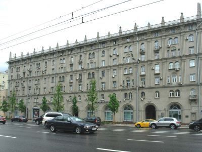 Жилой дом Министерства обороны СССР, 1947 г., архитекторы Л.В.Руднев, В.О.Мунц, В.Е.Асс, инженер П.Е.Гнедовский. Здесь в разные годы жили и работали военачальники А.Л.Гетман, Л.В.Говоров, В.И.Кузнецов, М.И.Неделин, С.М.Штеменко и другие; архитекторы В.Е.А