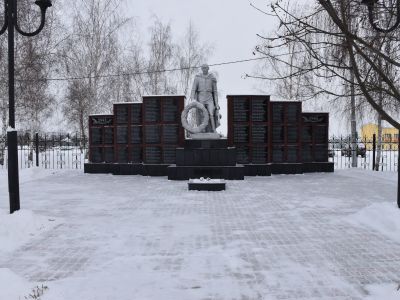 Братская могила советских воинов, погибших в боях с фашистскими захватчиками в 1943 году. Захоронено 38 человек, имена установлены. Скульптура советского воина