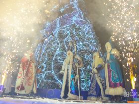 На площади Орджоникидзе зажгли ёлку Якутска