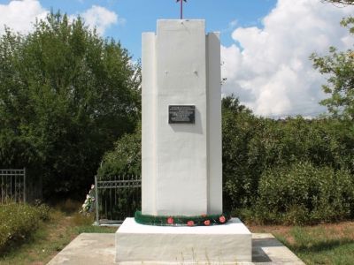 Братская могила советских воинов