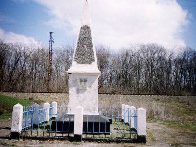 Братская могила 13 советских воинов, погибших в боях с фашистскими захватчиками