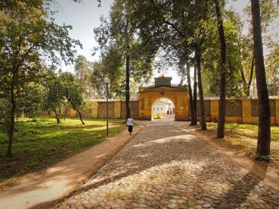 Церковная ограда с башнями и воротами