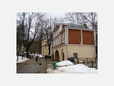 Арки над оврагом с деревянным домом