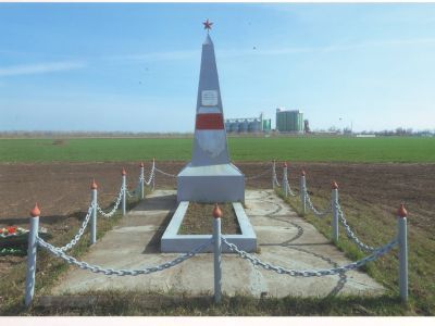 Братская могила советских воинов, погибших в боях с фашистскими захватчиками