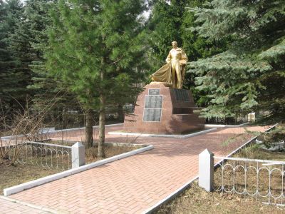 Мемориал на 195 захоронений воинов, умерших от ран в эвакогоспиталях, со скульптурой "Воин с наклоненным знаменем"