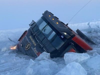 Грузовик провалился под лед на переправе Кангалассы — Соттинцы в Якутии