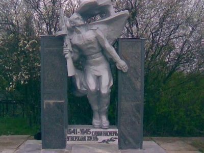 Братская могила советских воинов