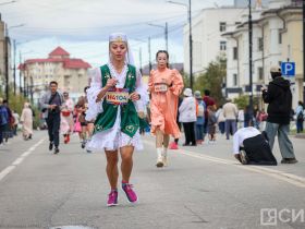Сотни якутян в национальной одежде пробежали на марафоне Олонхо