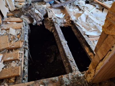 В Якутии пожилая женщина провалилась под пол старого дома и провела там около шести часов