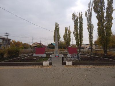 Братская могила советских воинов и мирных жителей