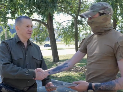 Юрий Трутнев вручил премию военкору в ДНР