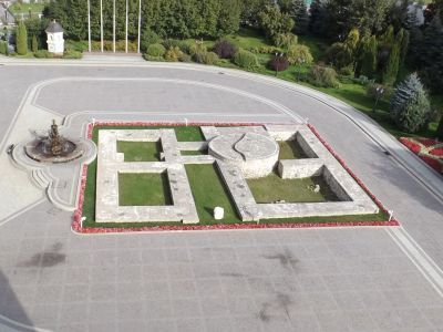 Руины здания из комплекса Ханского дворца