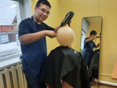 Житель Якутии с инвалидностью открыл собственную парикмахерскую в родном селе