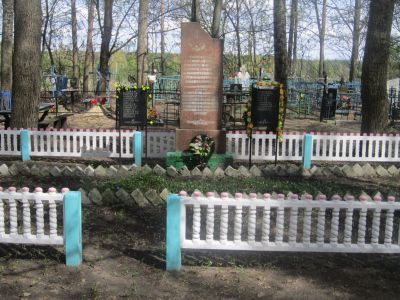 Братская могила 12 советских воинов, погибших в 1943 году при освобождении села от немецко-фашистских захватчиков