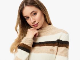 Женский свитер Lacoste в полоску с высоким воротом классического кроя