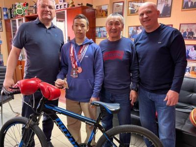 Руководство реготделения ЛДПР наградило призера первенства России по боксу Павла Васильева