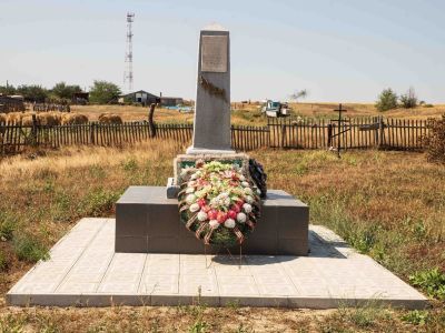 Братская могила советских воинов, погибших в период Сталинградской битвы