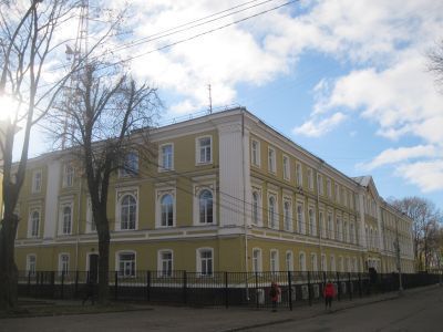 Гимназия мужская, классическая (ныне 7-я средняя школа), в которой учились: великий ученый-путешественник Н.М.Пржевальский, академик-почвовед К.Д.Глинка, член корреспондент АН СССР астроном А.Я.Орлов, этнограф В.Н.Добровольский, литературный критик и изда