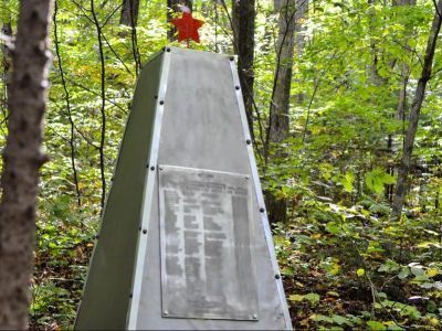 Памятник и братская могила  экипажа кабельного судна "Пластун",  погибших в 1950 г. от рук американских пиратов