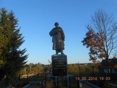 Братская могила  советских  воинов, погибших в боях с фашистами