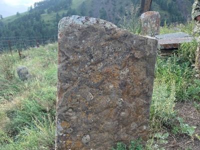 Стела № 9 раннемусульманского кладбища № 3 архитектурного комплекса "Мусийкъонгийкоте"